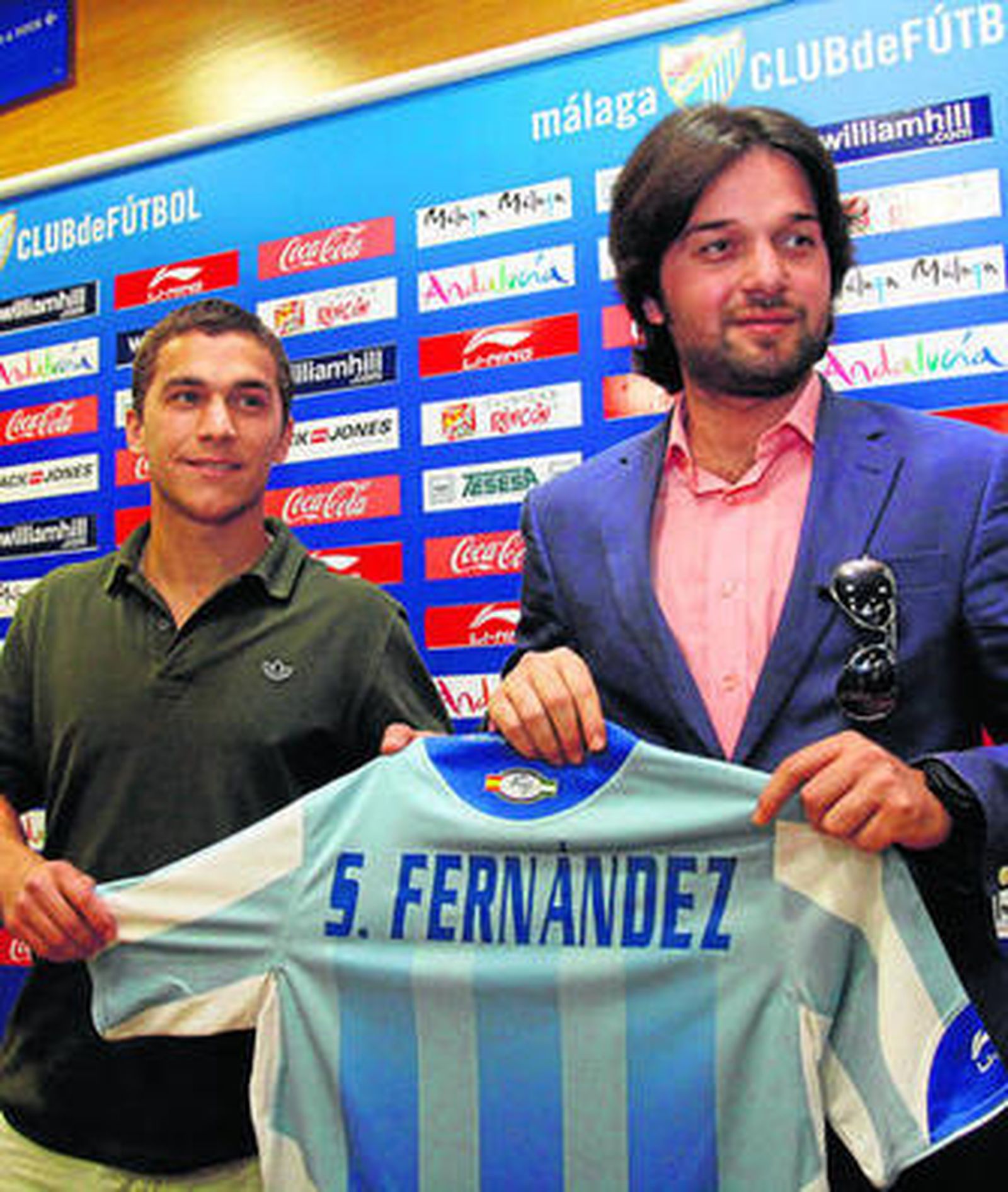 Sebastián Fernández y Abdullah Ghubn posan junto a la camiseta del Málaga.
