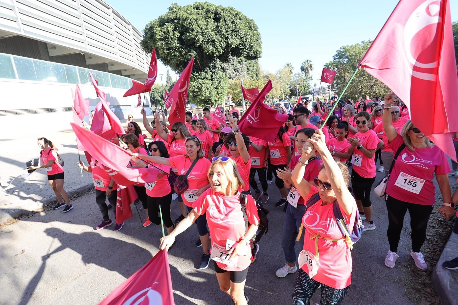 La Marcha Rosa contra el cáncer de mama recorre las calles de Jerez