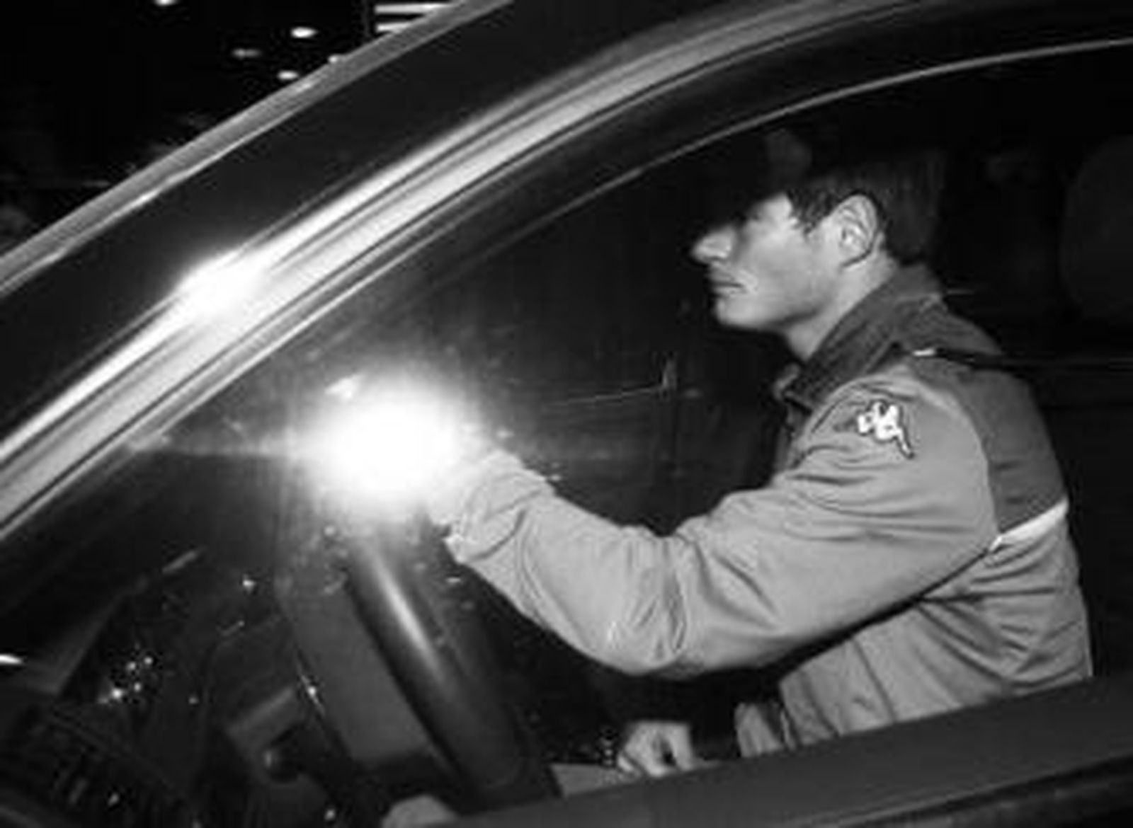 Vogel abandona el estadio del Betis en su coche.