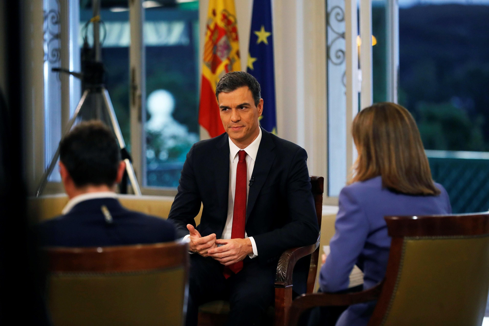 La primera entrevista de Pedro Sánchez como presidente, en imágenes