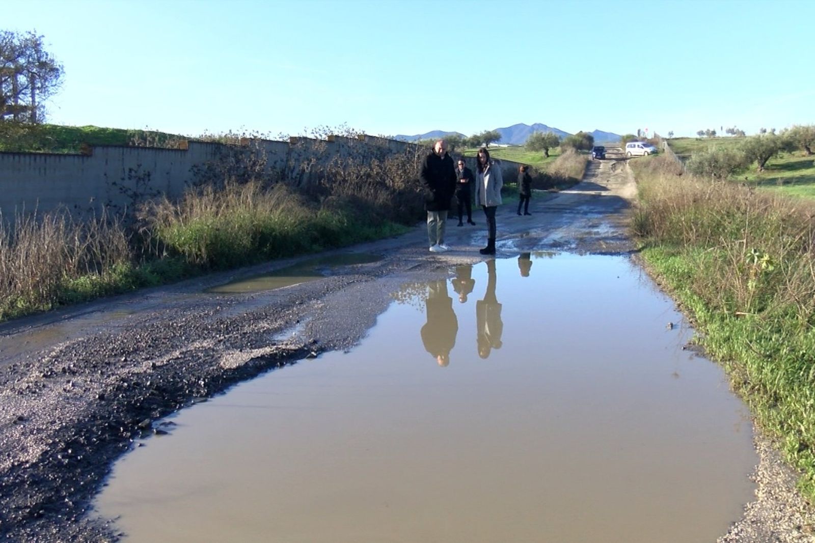 El alcalde, Anthony Bermúdez, en un camino rural.
