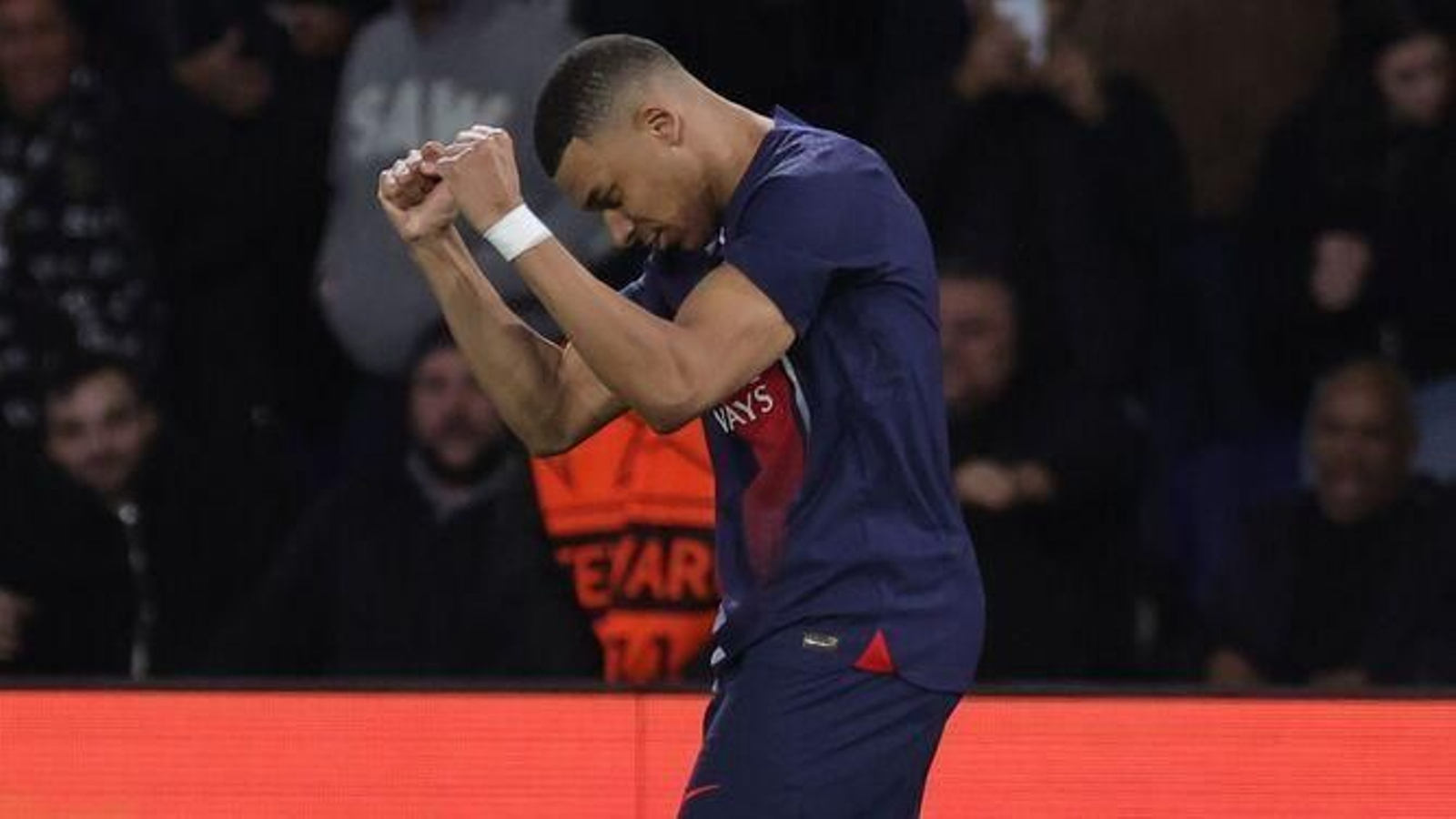 Mbappé celebra el gol a la Real Sociedad.