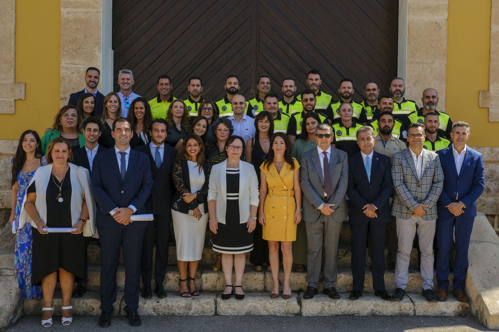 La presidenta y el comité de dirección de la APA con los empleados públicos que hoy han tomado posesión.