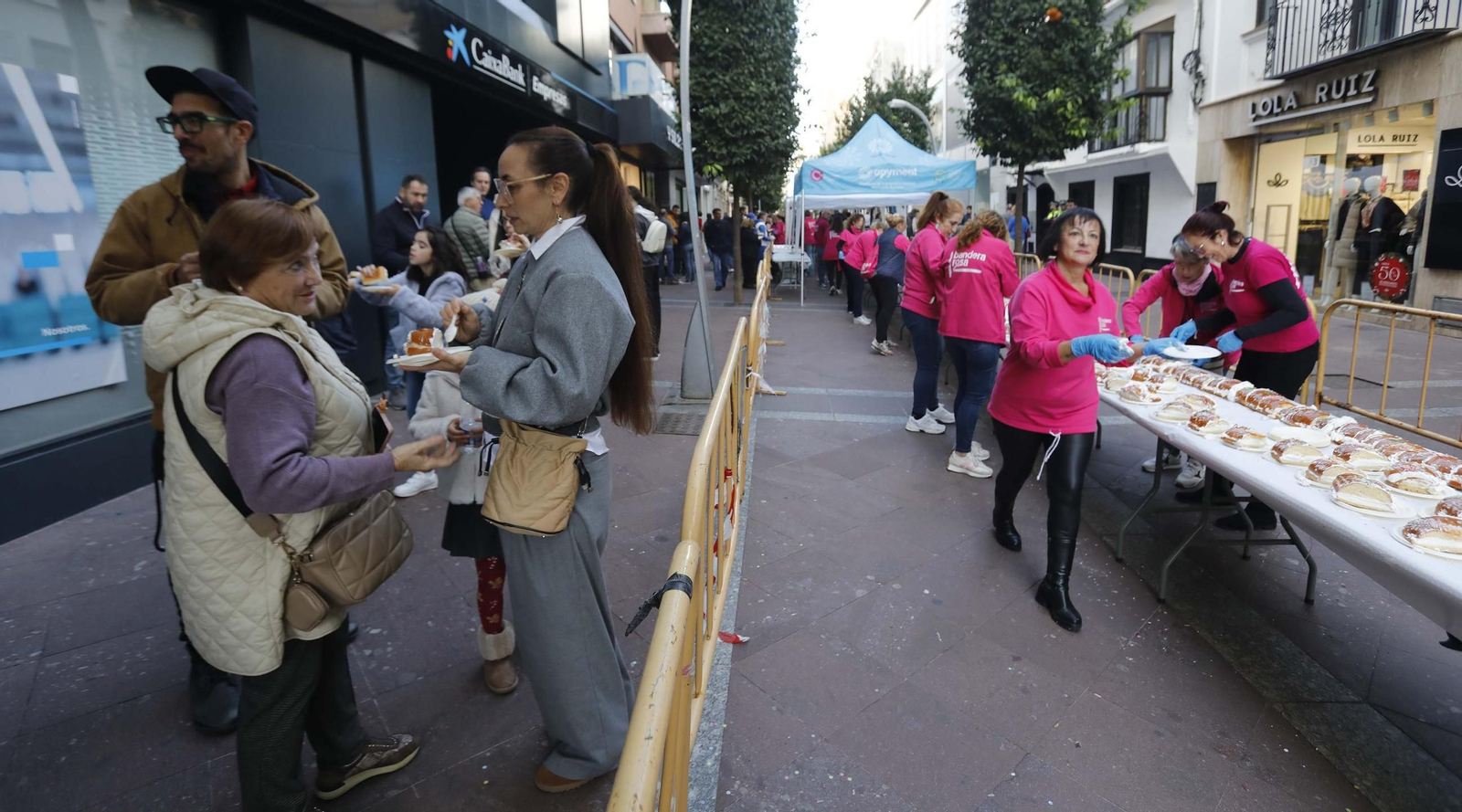 Fotos del roscón de Reyes solidario de Apymeal en Algeciras