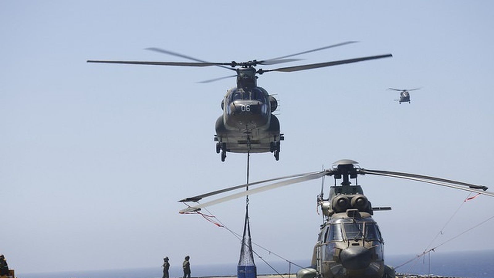 Un helicóptero Cougar y un Chinook, en un portaeronaves.