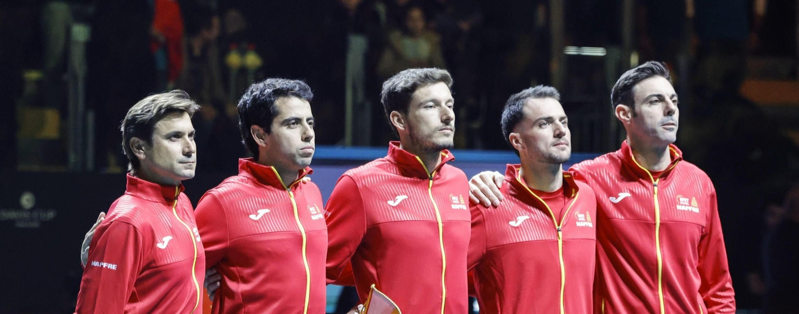 El equipo español escucha el himno antes de comenzar la final en Bolonia.