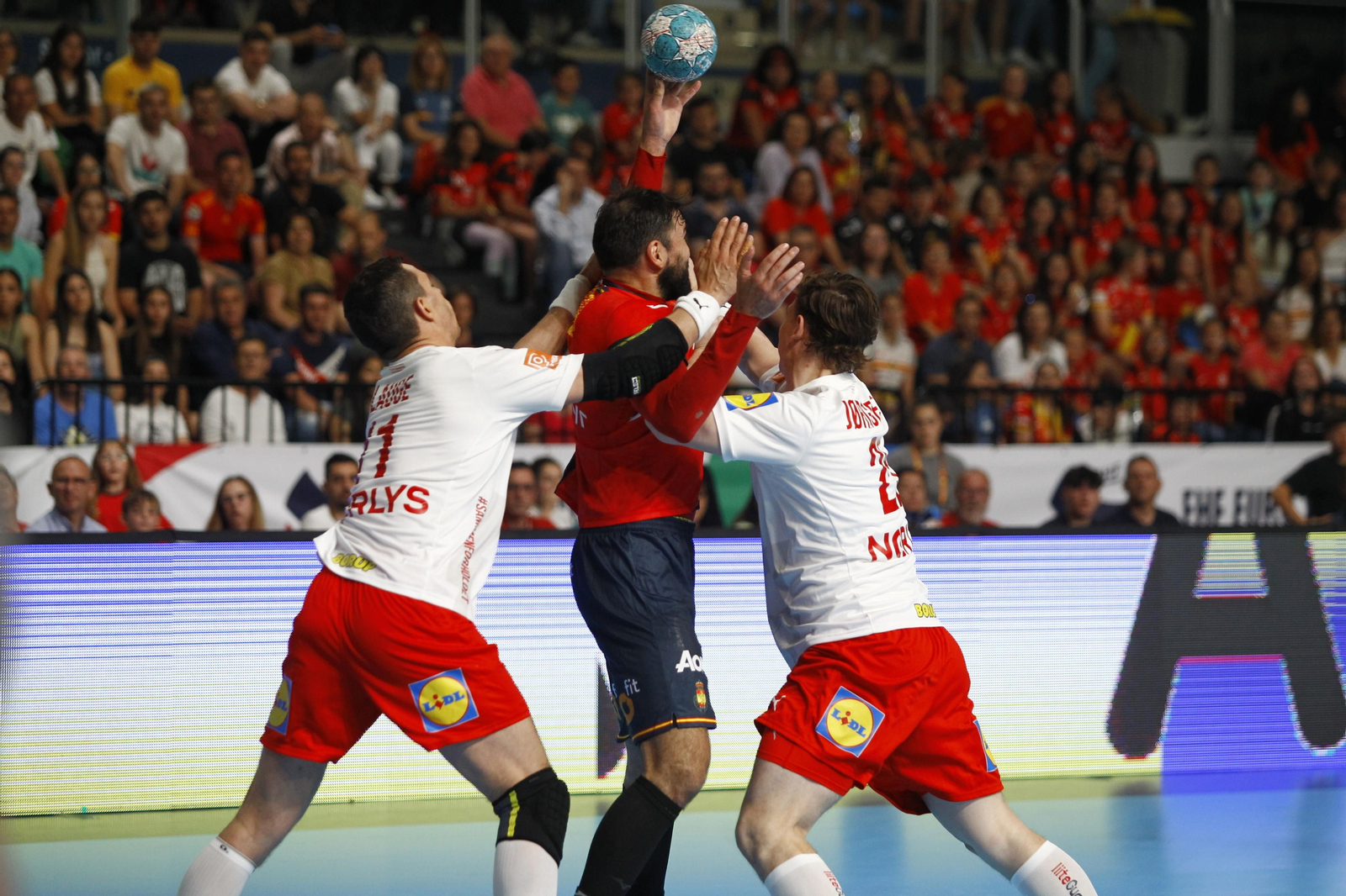 Imágenes del España-Dinamarca de la EHF Euro Cup de balonmano, en Almería