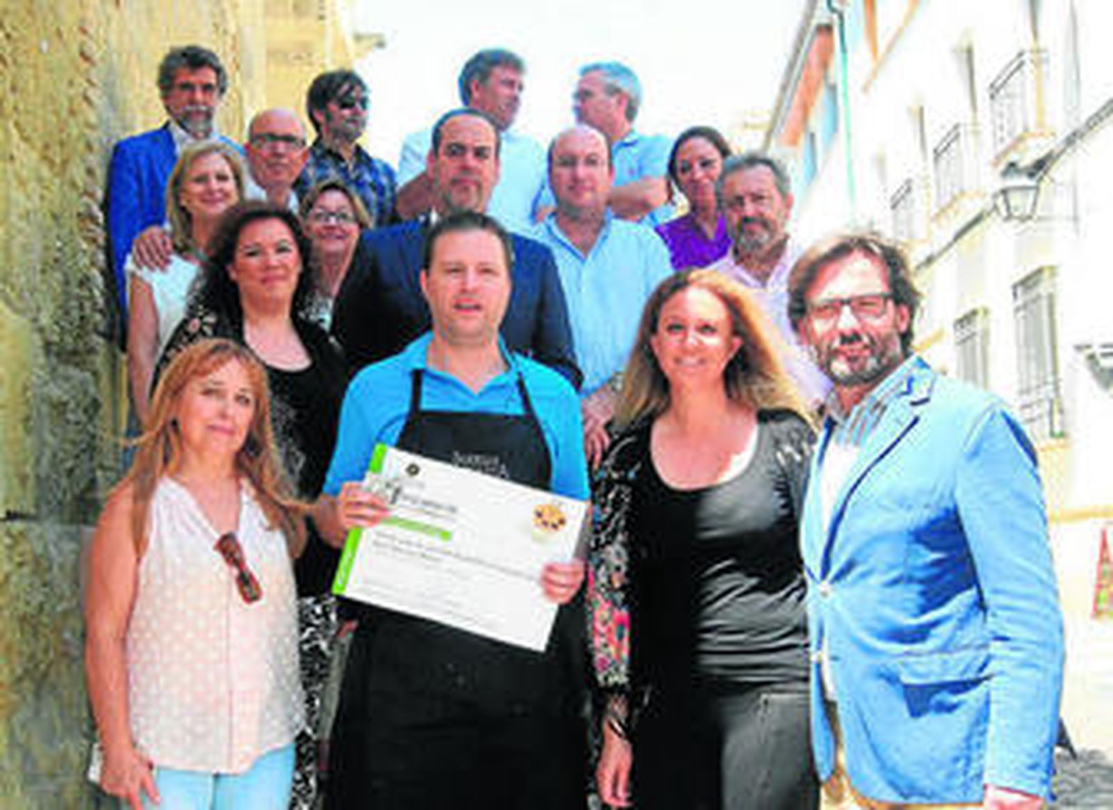 Jesús Manrique posa con el diploma que le avala como ganador junto a los miembros del jurado.