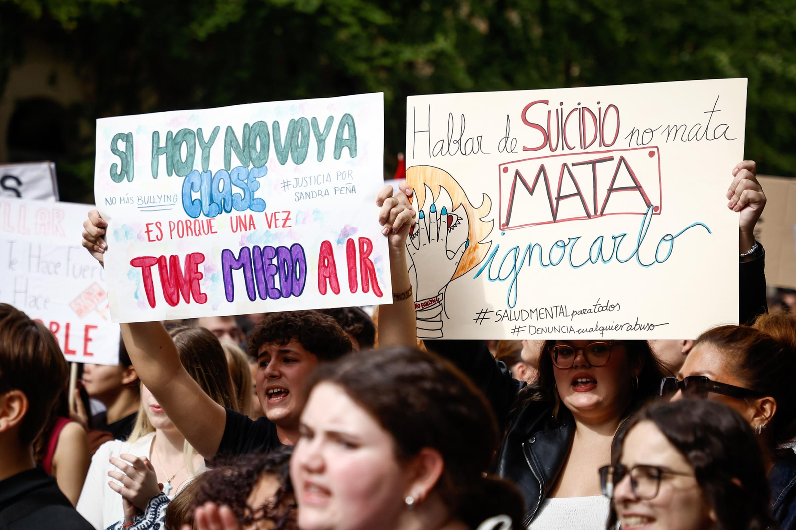 Unas 3.000 personas se manifiestan contra el acoso escolar en Granada: las imágenes