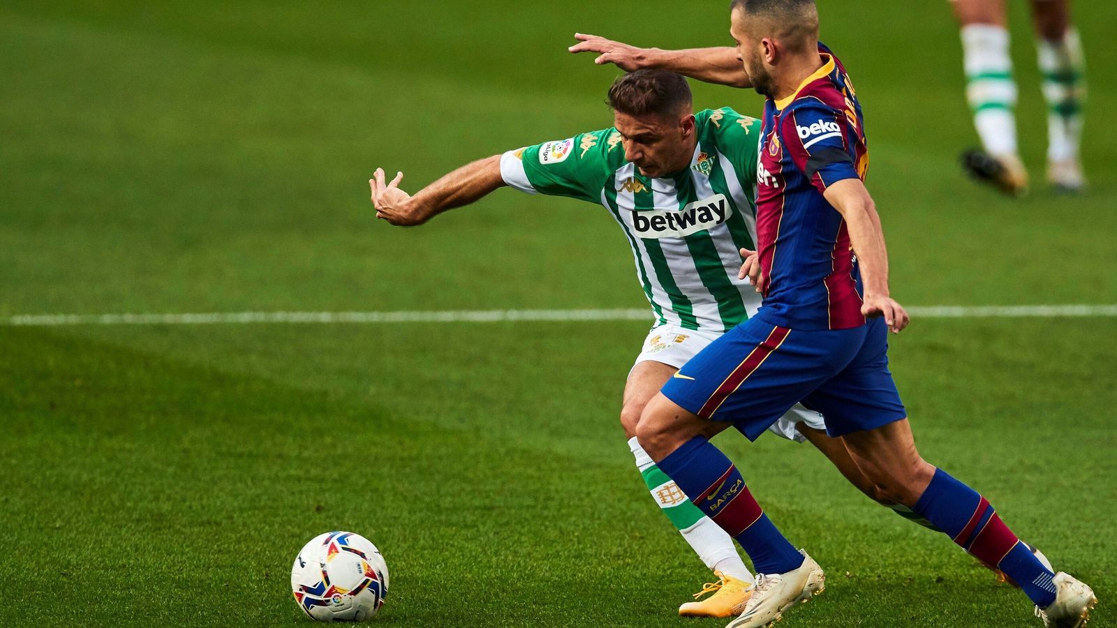 Joaquín intenta marcharse de Jordi Alba.