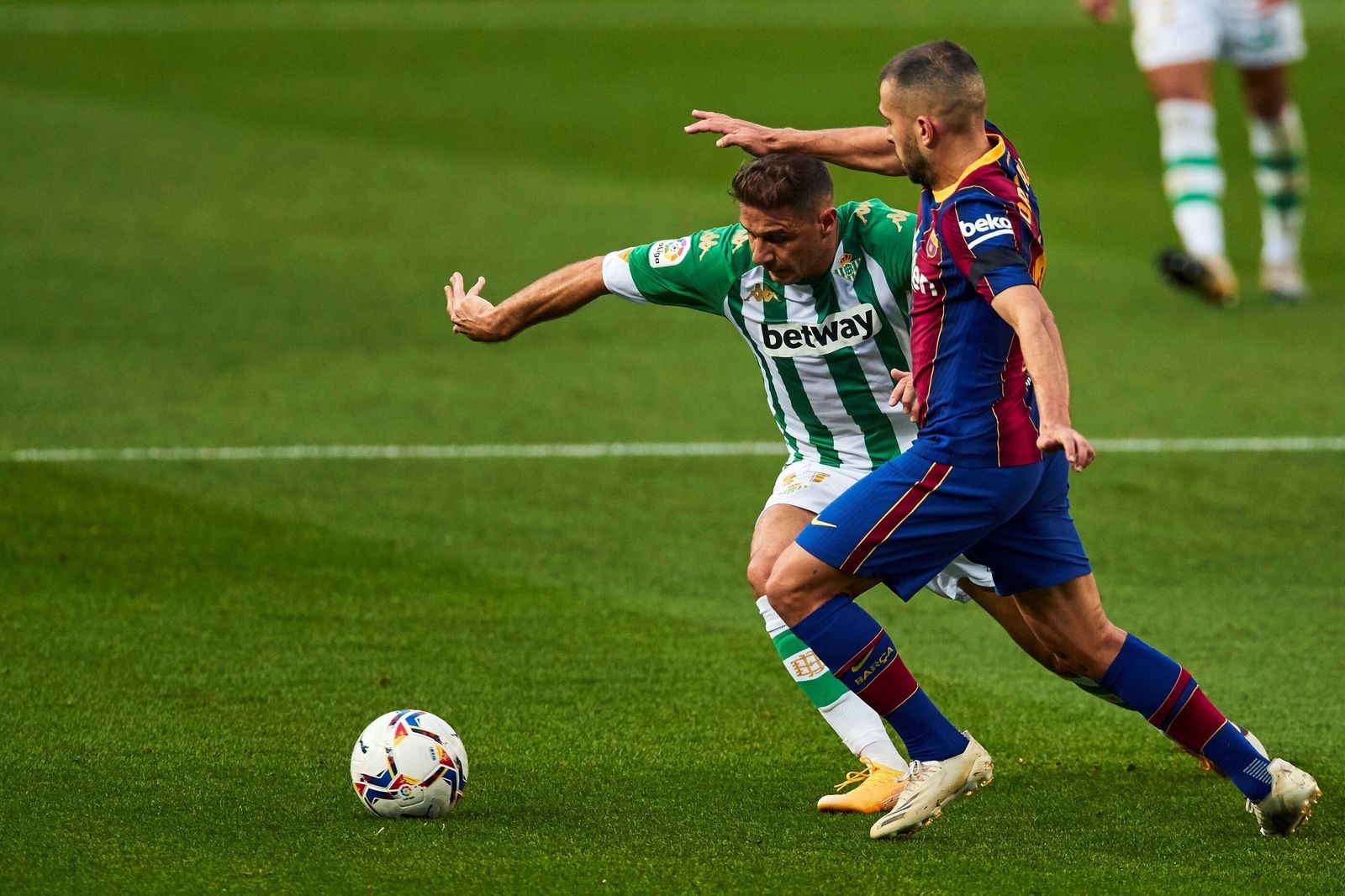 Joaquín intenta marcharse de Jordi Alba.