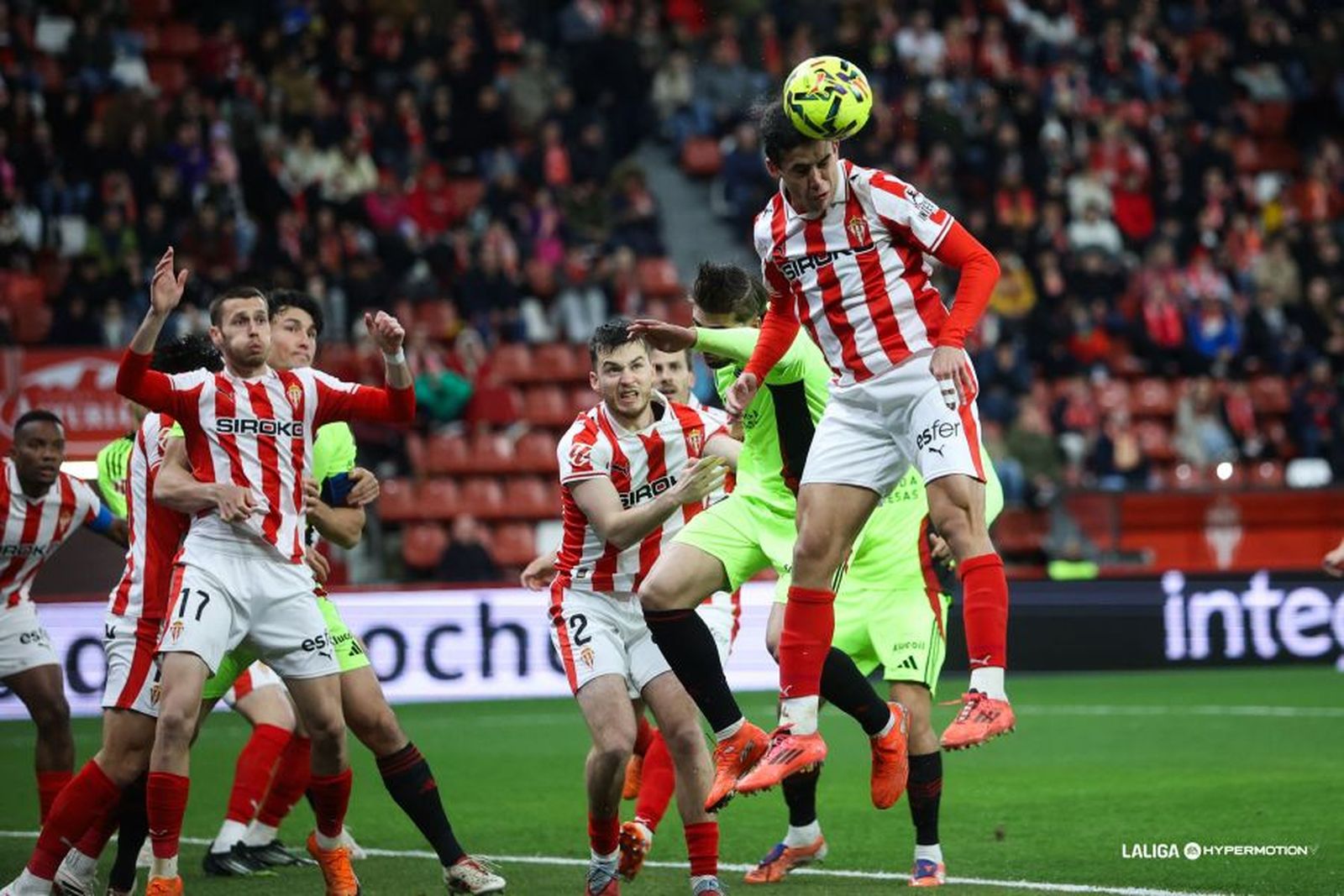 El Sporting golea al colista Mirandés, próximo rival del Málaga CF