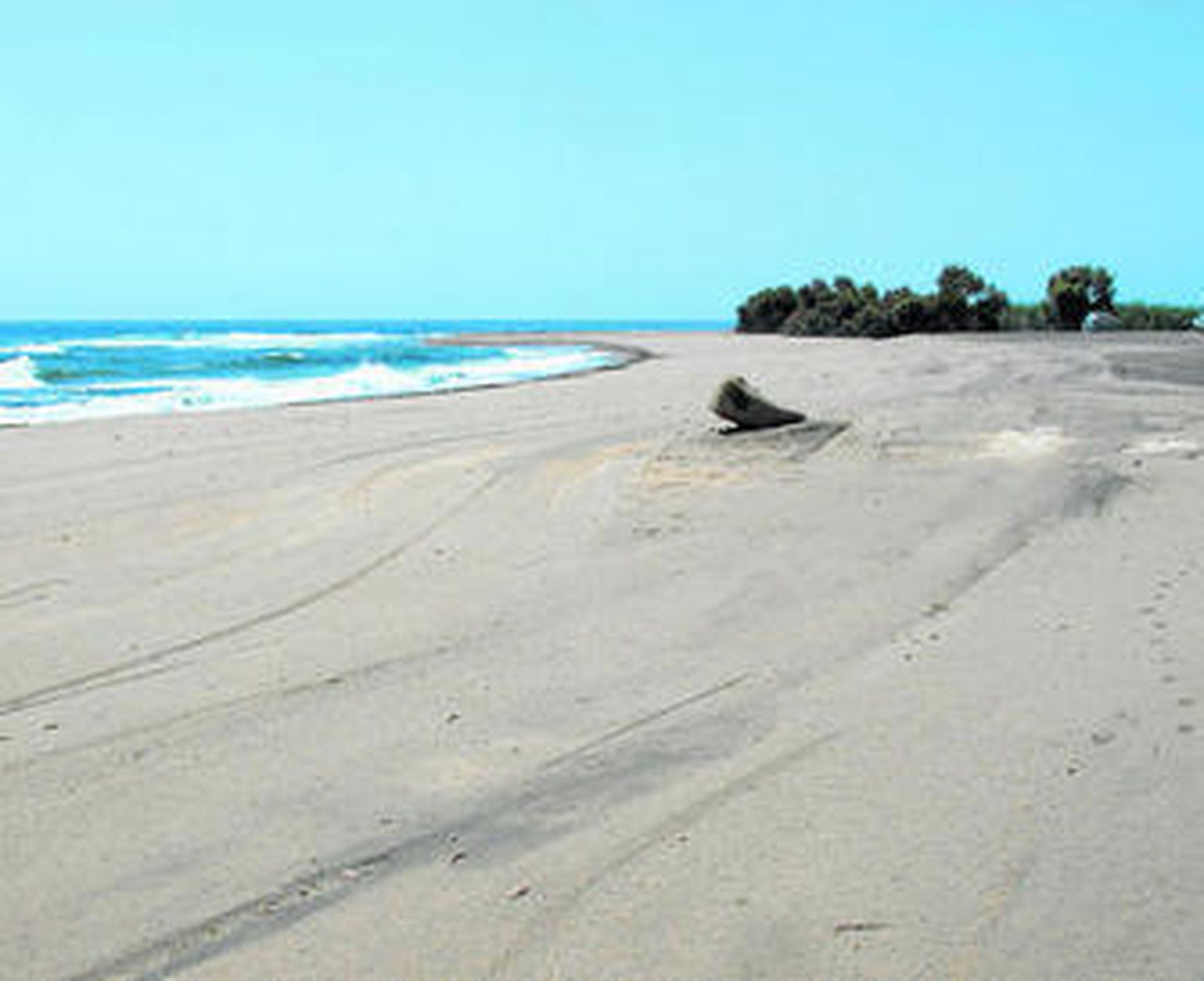 El Playazo de Villaricos sigue aún cerrado a la espera de una mejora de los resultados de las analíticas.