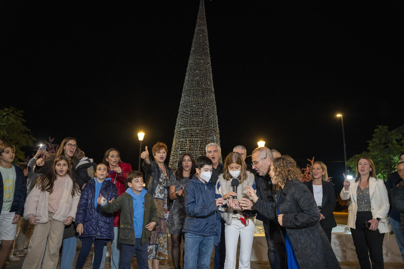 El encendido del alumbrado navideño del Hospital Universitario Torrecárdenas, en imágenes