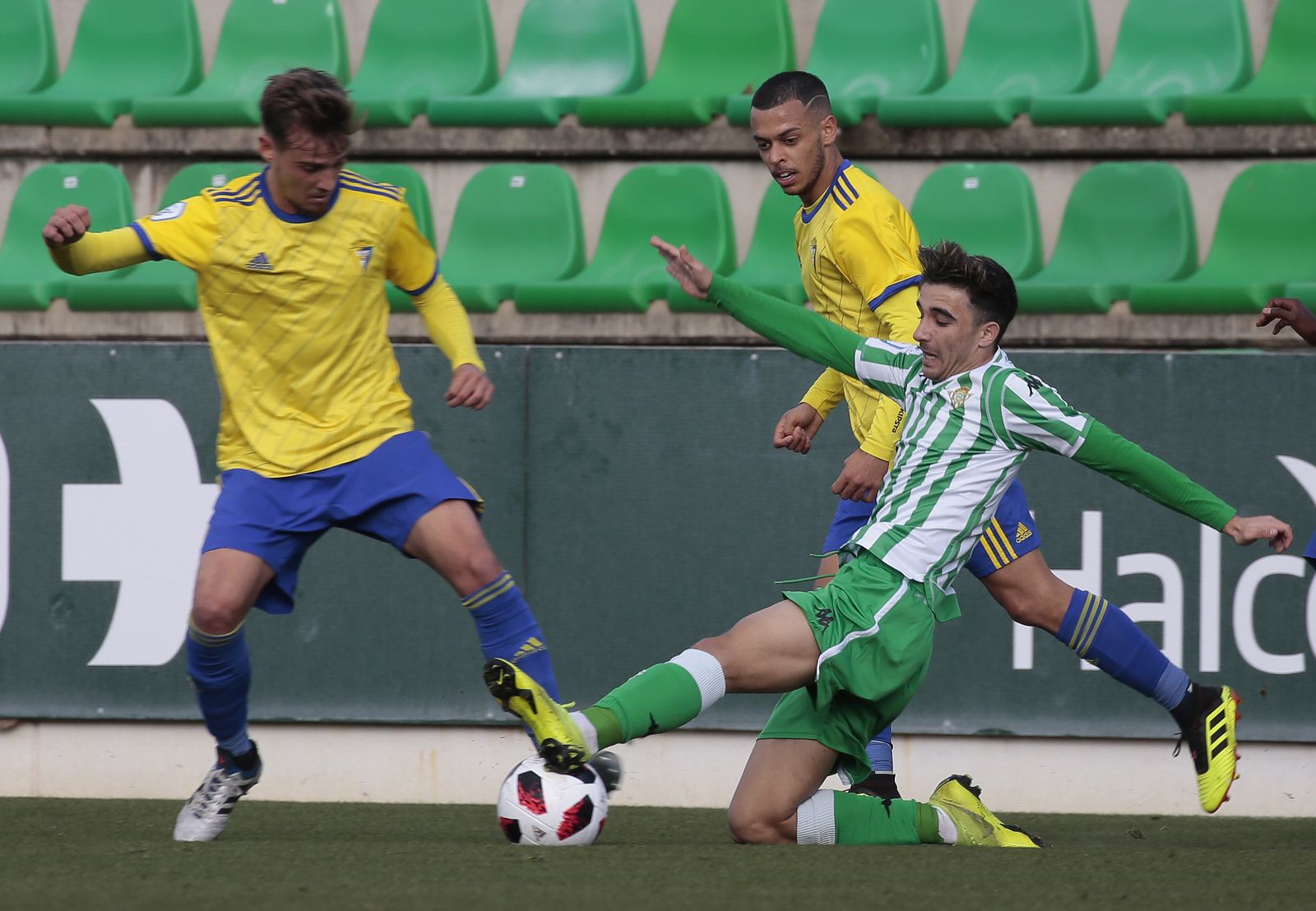 Roberto González pugna por un balón con un futbolista del Cádiz B.