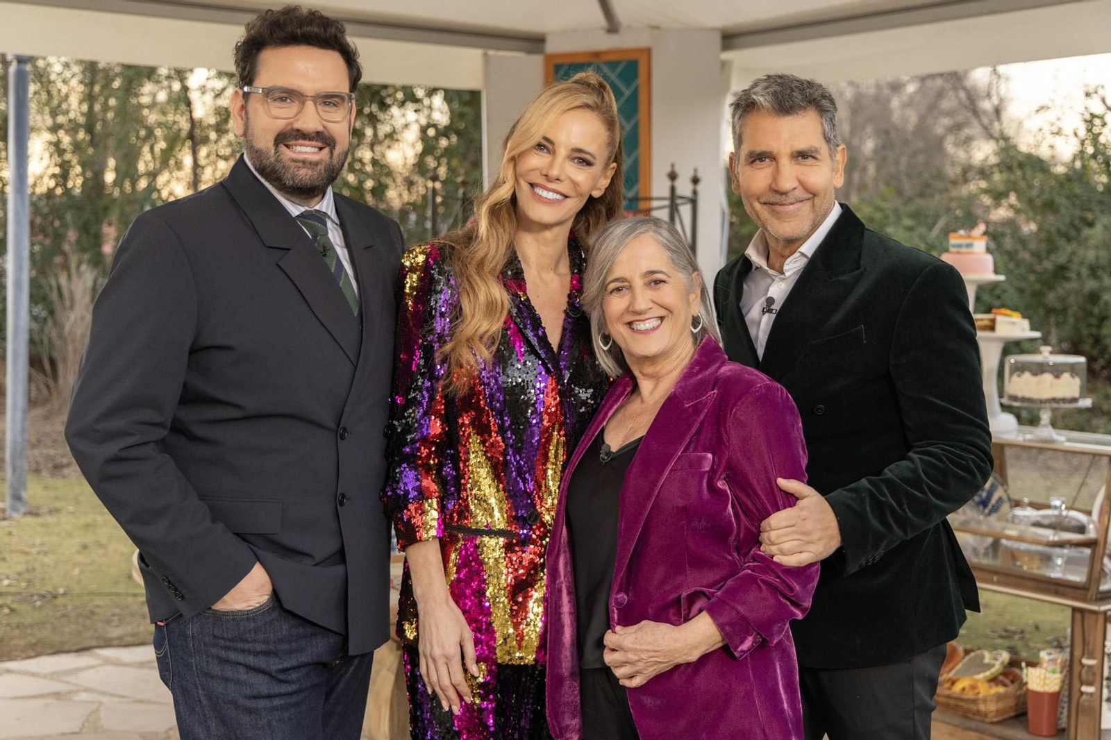 Paula Vázquez, la presentadora del concurso de repostería, junto a los jueces.