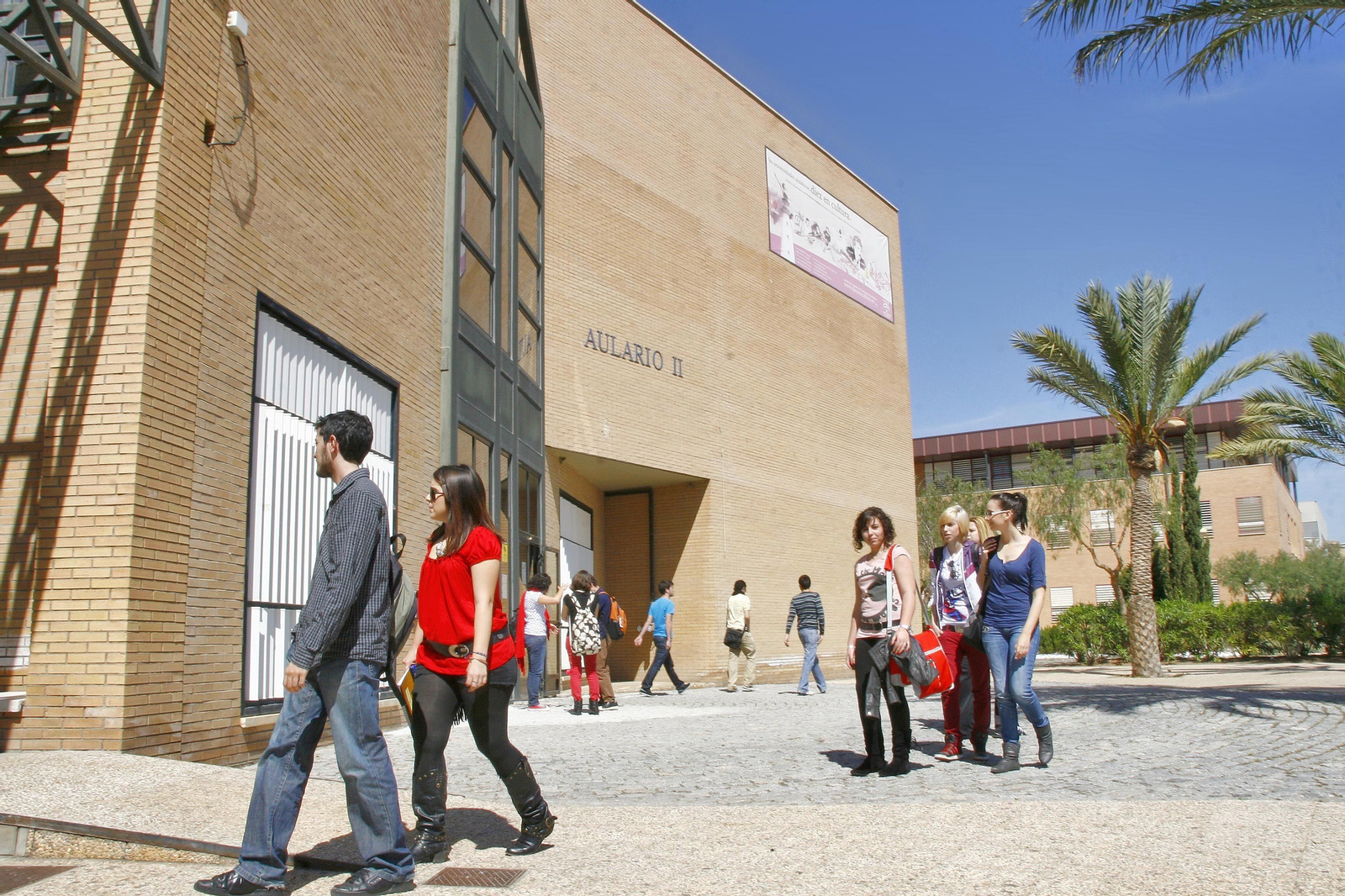 Varios alumnos transitan por el campus de la Univesidad de Almería.
