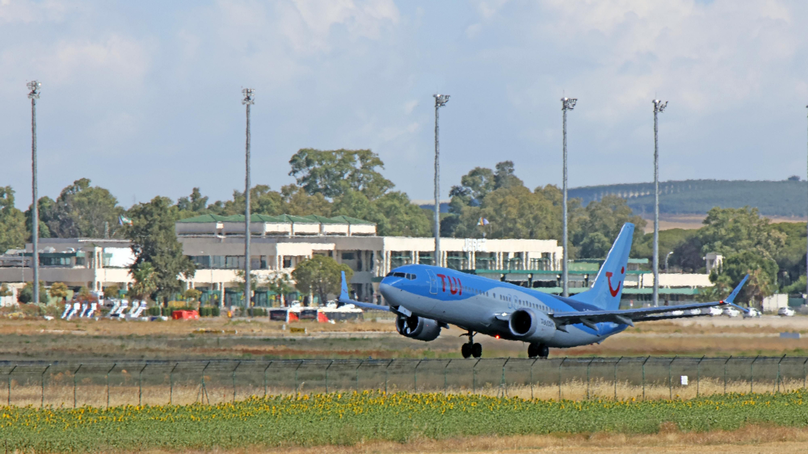 Un avión de Tui despegando del Aeropuerto de Jerez.