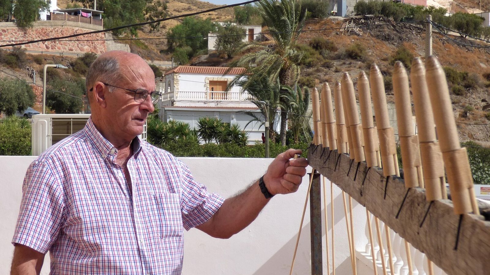 Disparo de cohetes para anunciar el inicio de las fiestas.