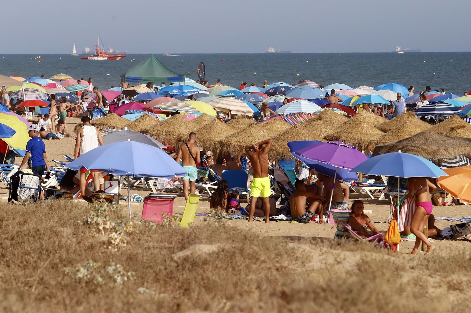 Un día en las playas de Huelva, en imágenes
