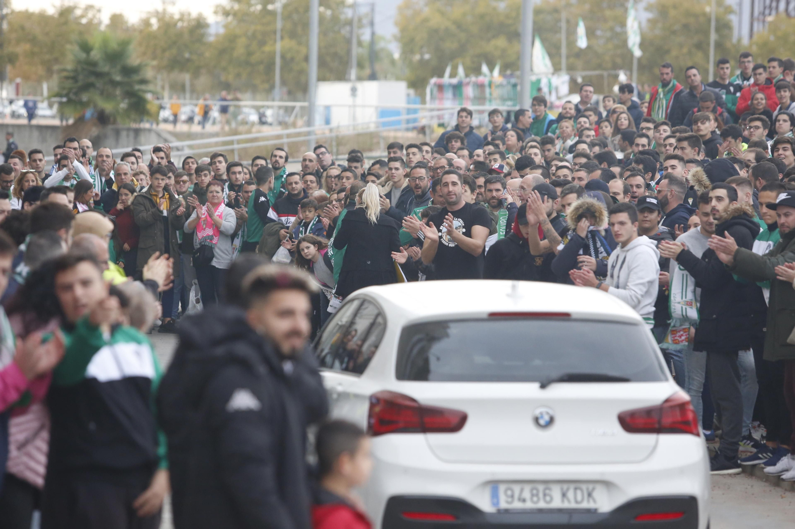 La afición del Córdoba recibe a sus jugadores y clama contra Jesús León
