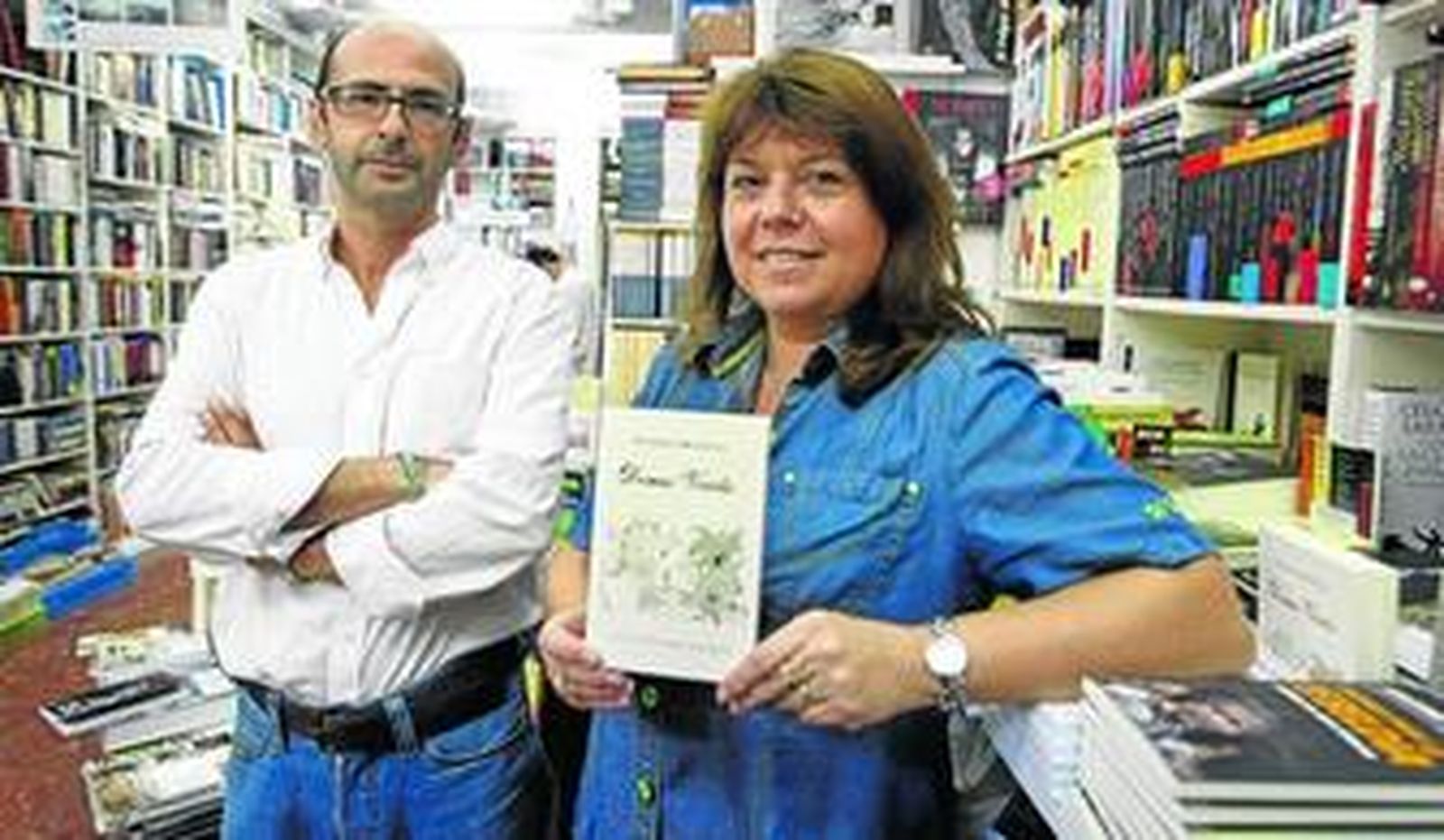El editor Jesús Bablé y la escritora Patrizia Marruffi, en la librería Manuel de Falla, uno de los centros donde se podrán comprar los ejemplares de la colección Torre Mirador.