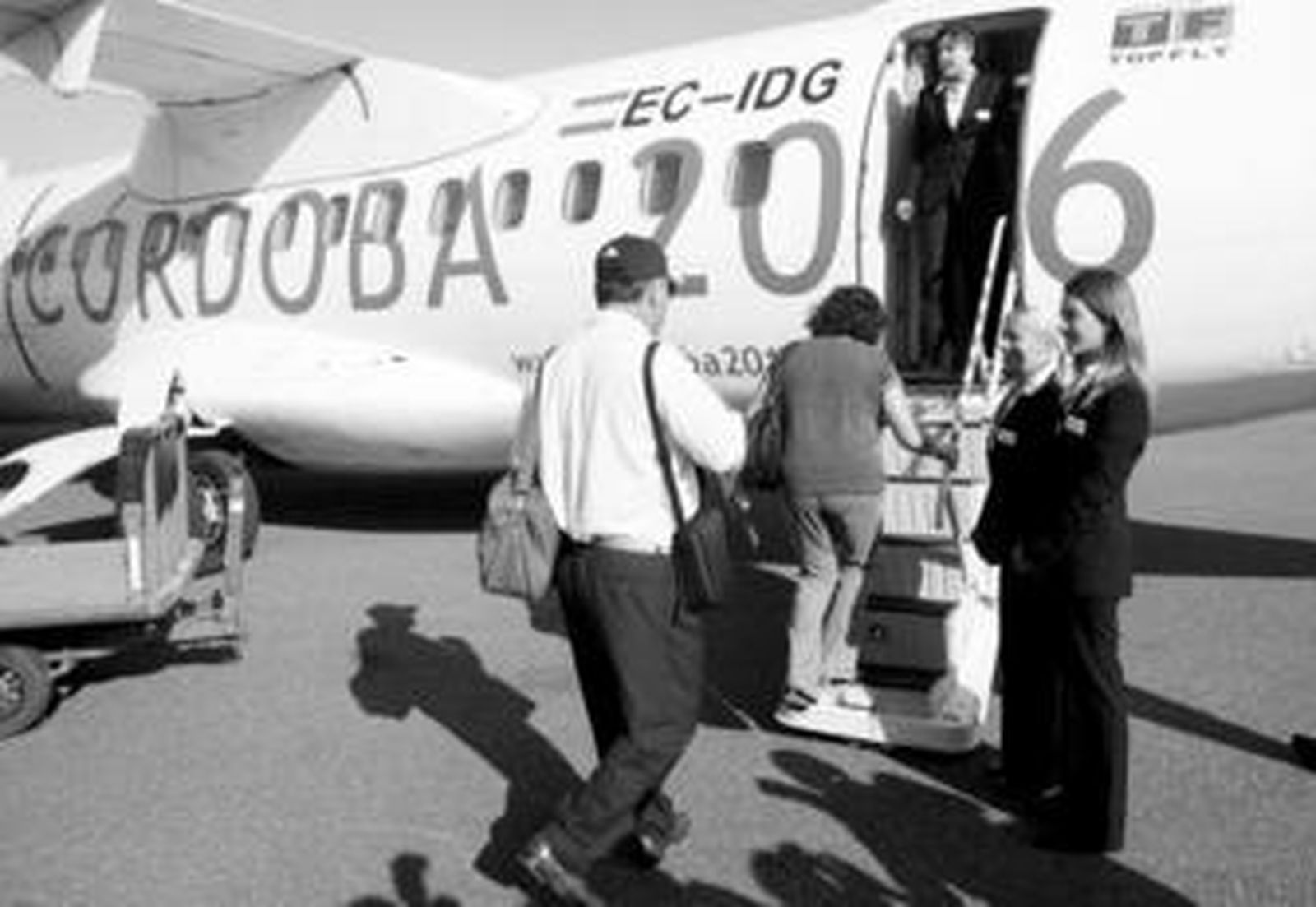 Varios pasajeros se montan en el avión en el primer vuelo de Flysur, el 4 de septiembre.