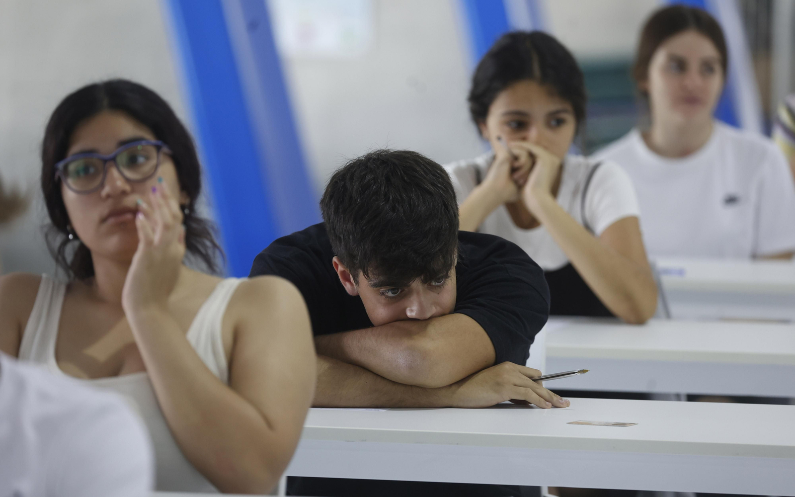 Estudiantes antes de realizar un examen de Selectividad.