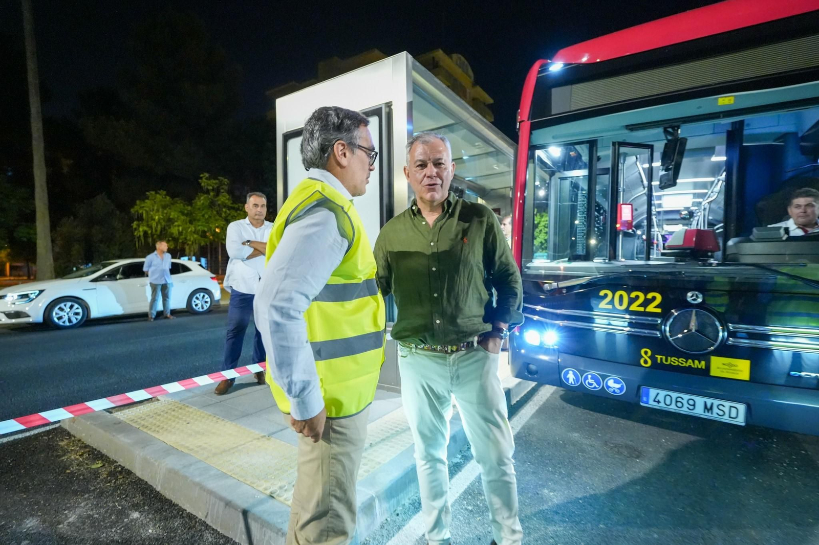 Sanz supervisa las pruebas del Tarnvibús a Sevilla Este y Torreblanca