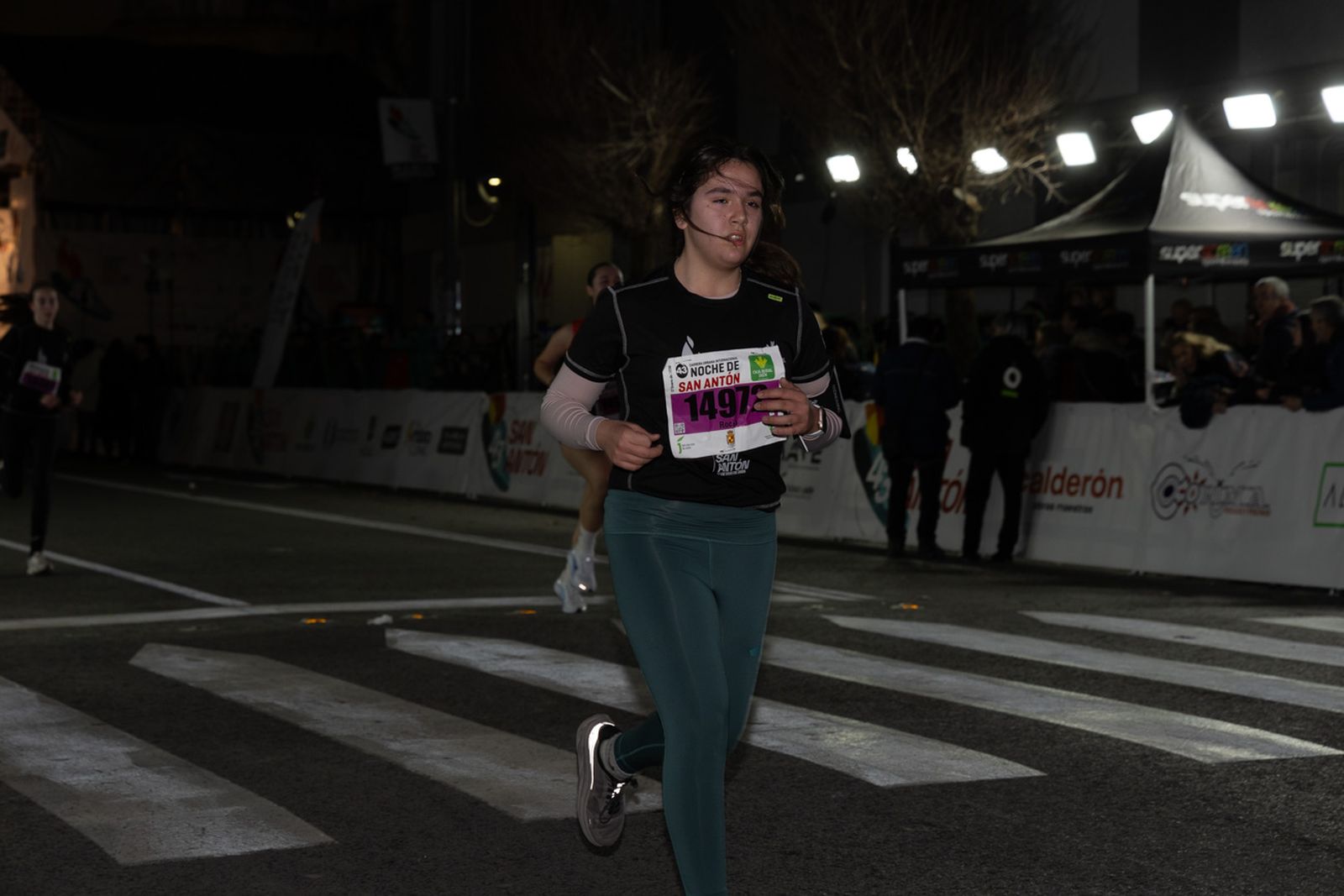 En imágenes: 2.000 atletas brillan con luz propia en la infantil de la Carrera de San Antón 2026