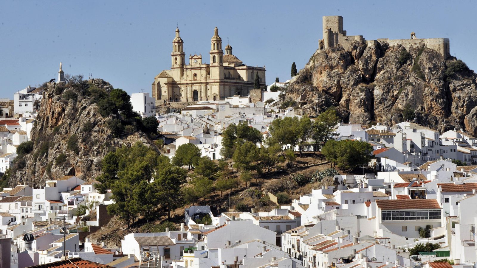 Vistas del centro histórico de Olvera, la Iglesia y el Castillo Vistas del centro histórico de Olvera, la Iglesia y el Castillo