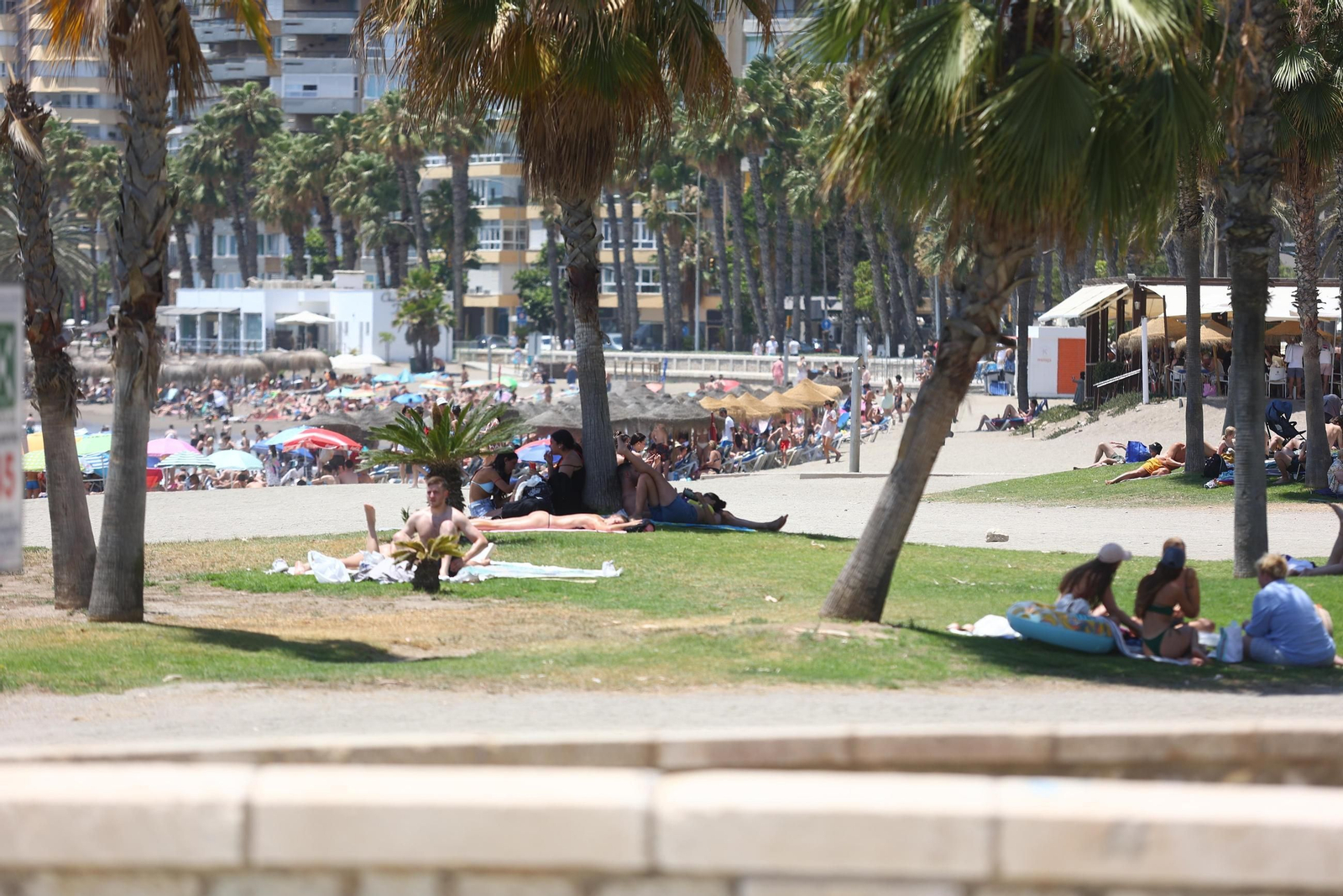 Las fotos del primer lleno de playas en julio en Málaga, con calor, viento y oleaje
