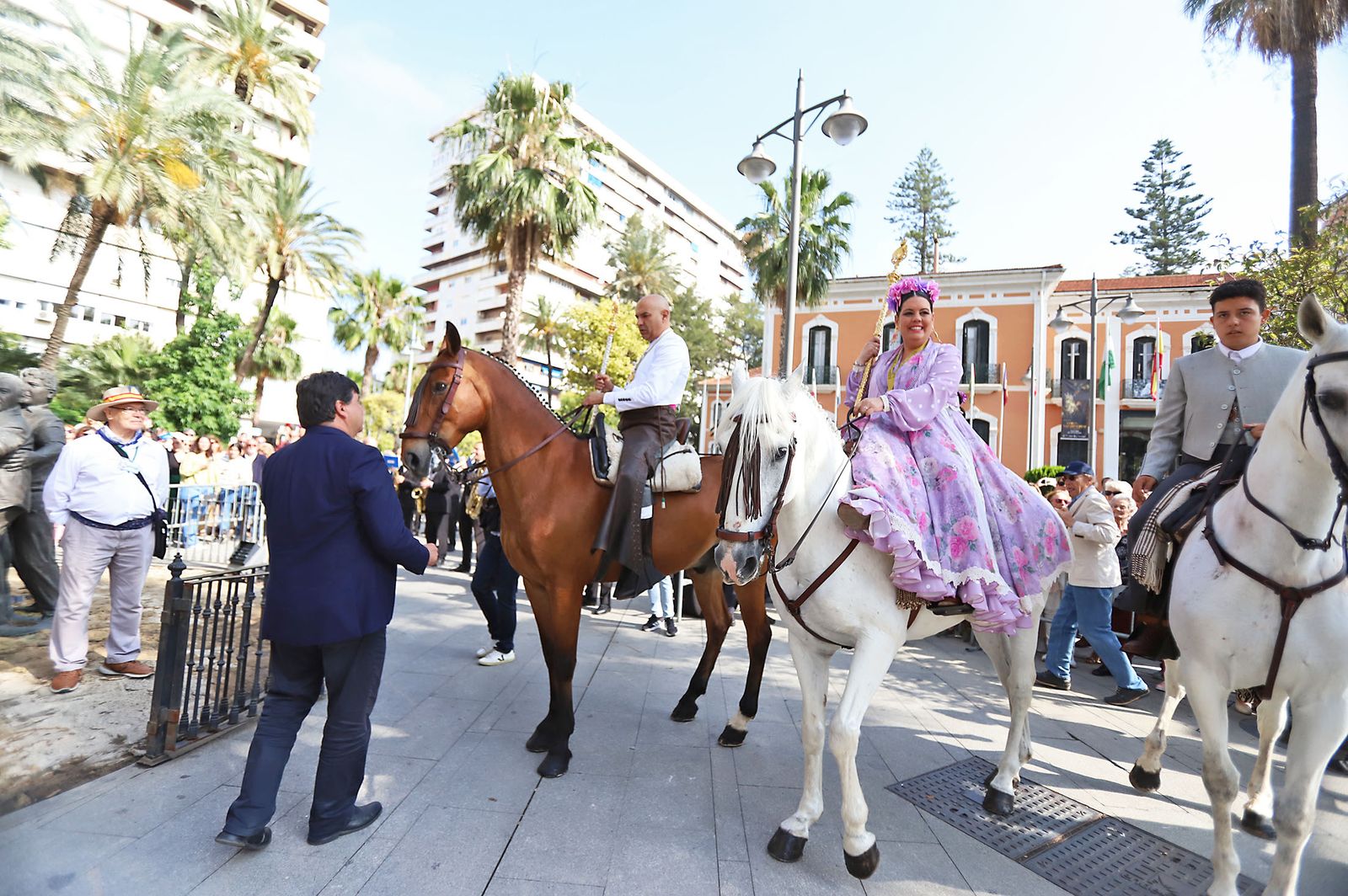 El Rocío 2023: Imágenes de la Hermandad de Emigrantes en su salida de Huelva