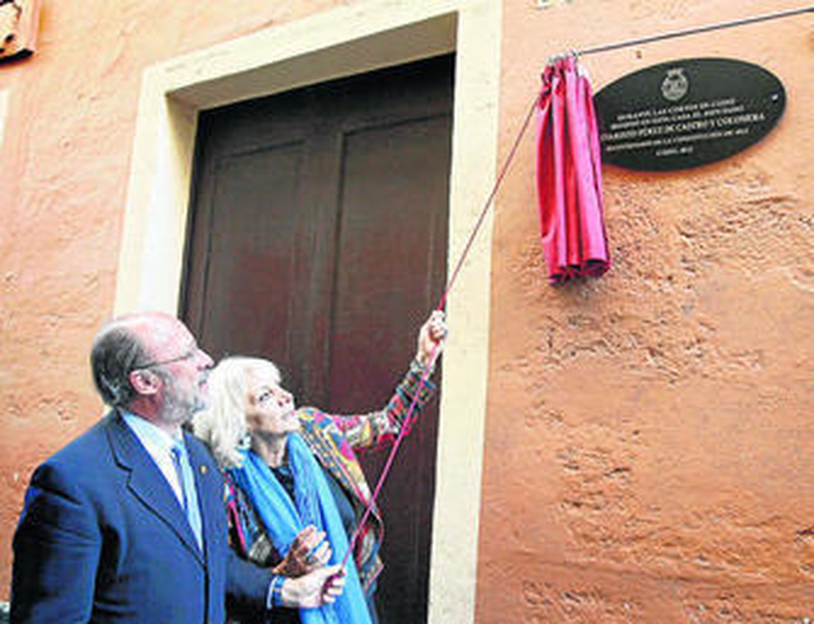 El alcalde de Valladolid y la alcaldesa de Cádiz descubrieron la placa dedicada al diputado Pérez de Castro.