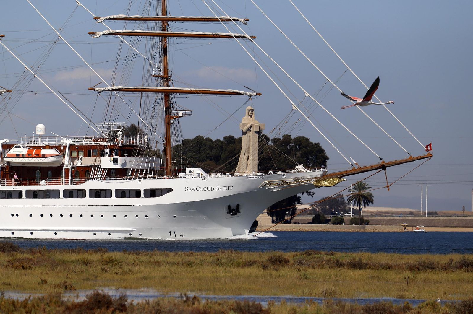 Partida del velero de cruceros Sea Cloud Spirit del Puerto de Huelva
