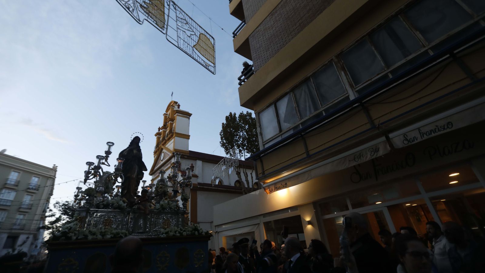 Las fotos de la procesión de la Inmaculada Concepción por las calles de la Línea