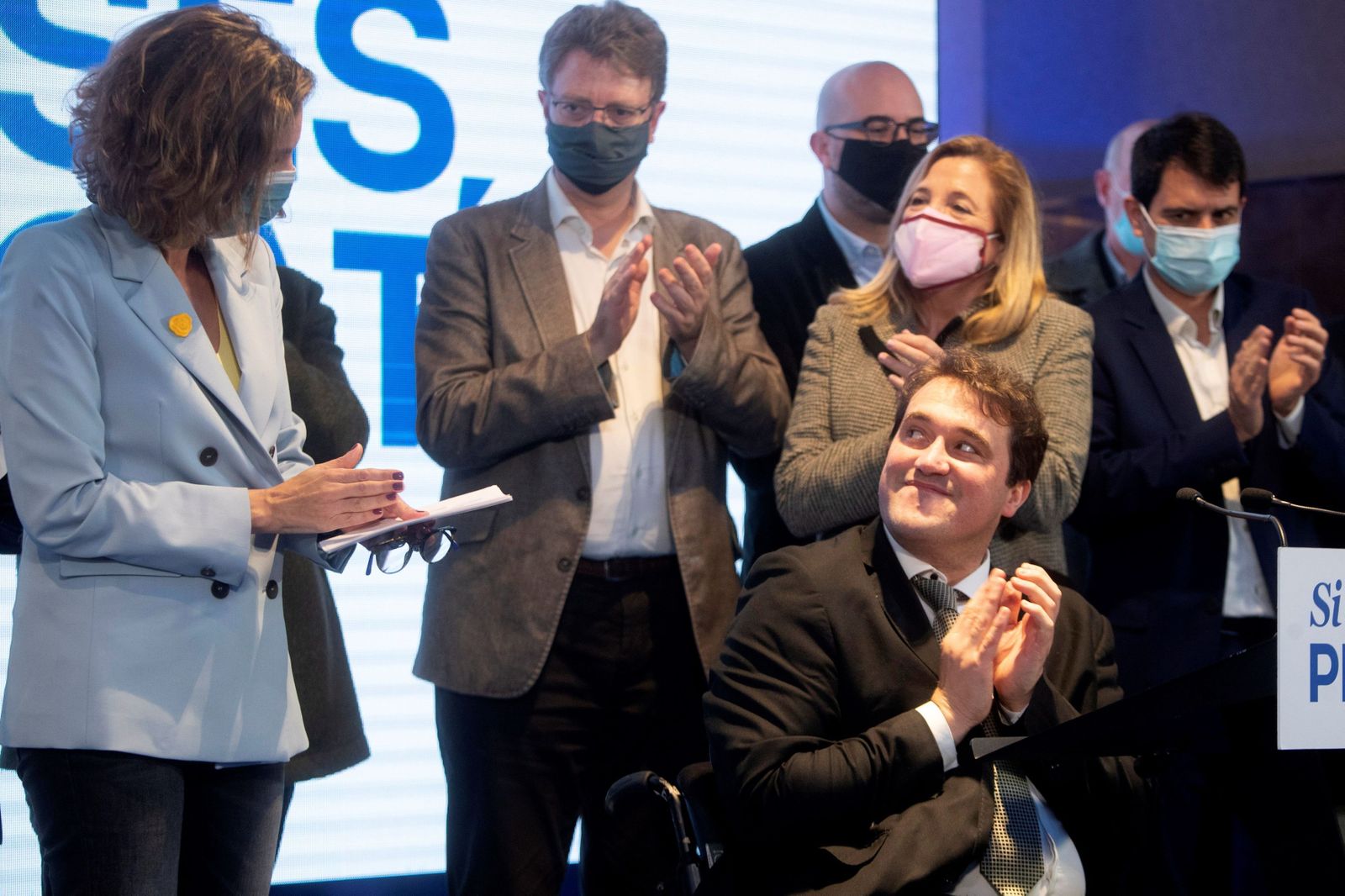 El presidente de PdeCat, David Bonheví,  aplaude a su candidata, Ángels Chacón