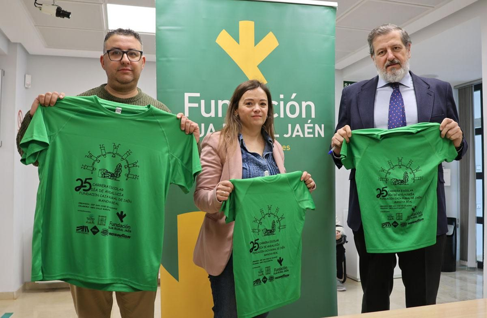 Presentación de la camiseta conmemorativa del evento. Presentación de la camiseta conmemorativa del evento.