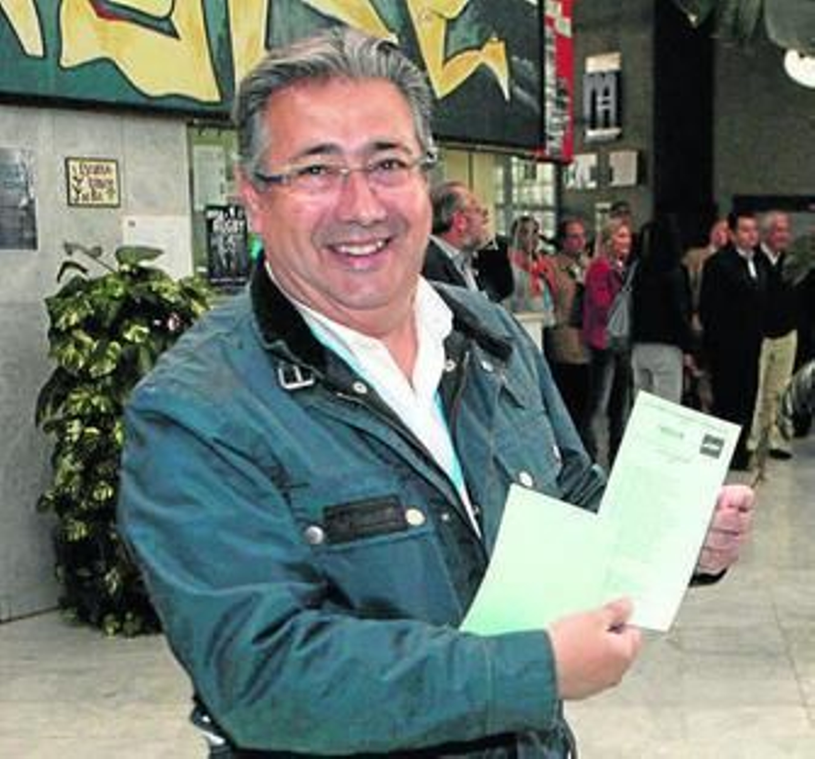 Zoido muestra una papeleta del PP el domingo antes de votar. Zoido muestra una papeleta del PP el domingo antes de votar.