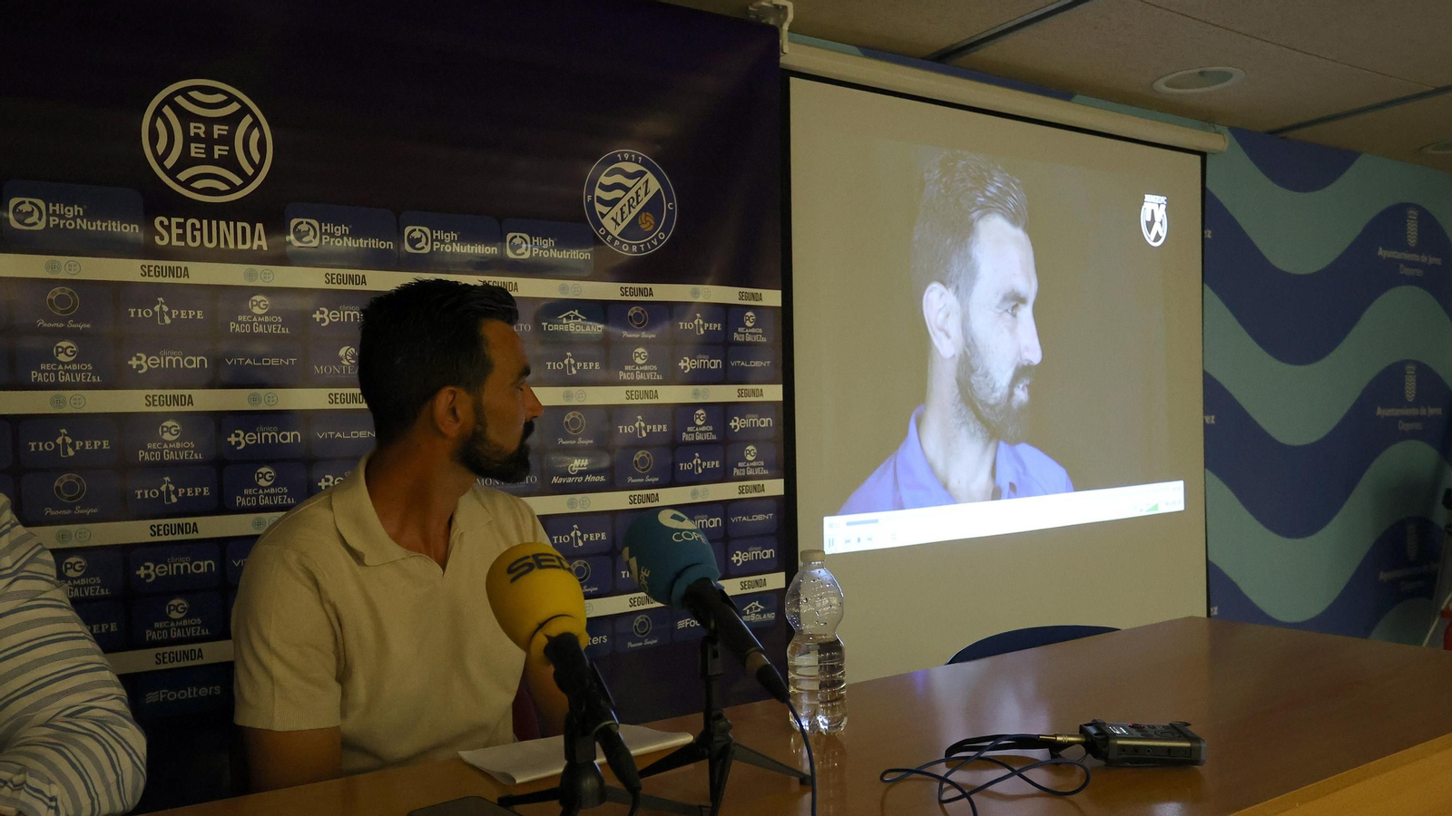 Despedida de Camacho en la sala de prensa de Chapín