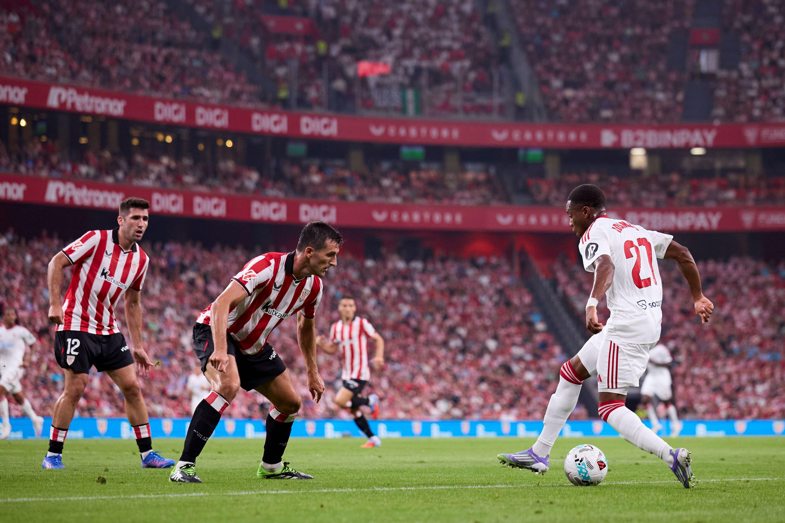 Idumbo encara a Vivian en el Athletic-Sevilla de la primera jornada.