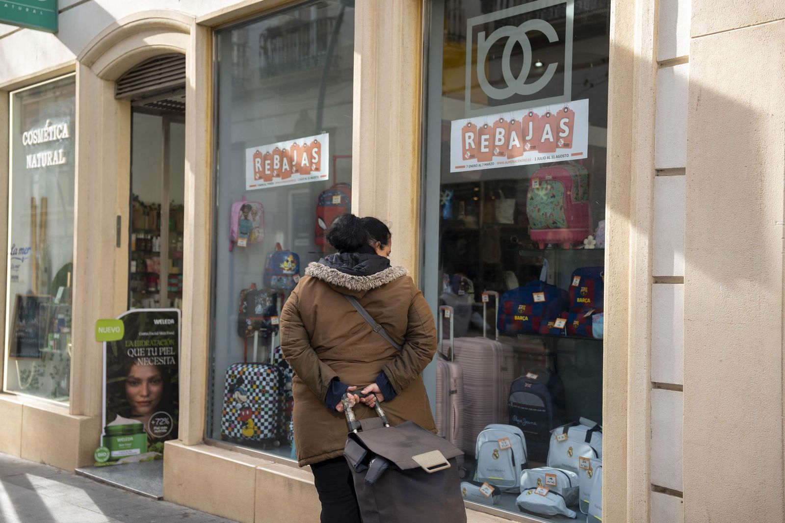 El comienzo de la campaña de rebajas en Almería, en imágenes