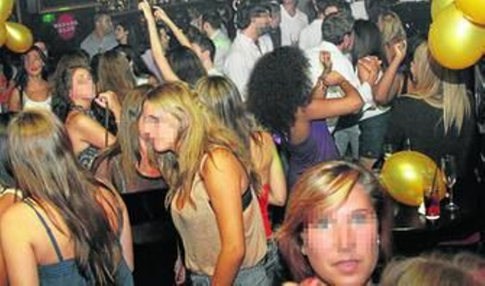 Un grupo de jóvenes en una discoteca.