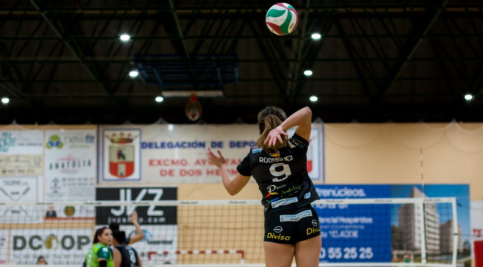 Rodríguez efectúa un saque potente.