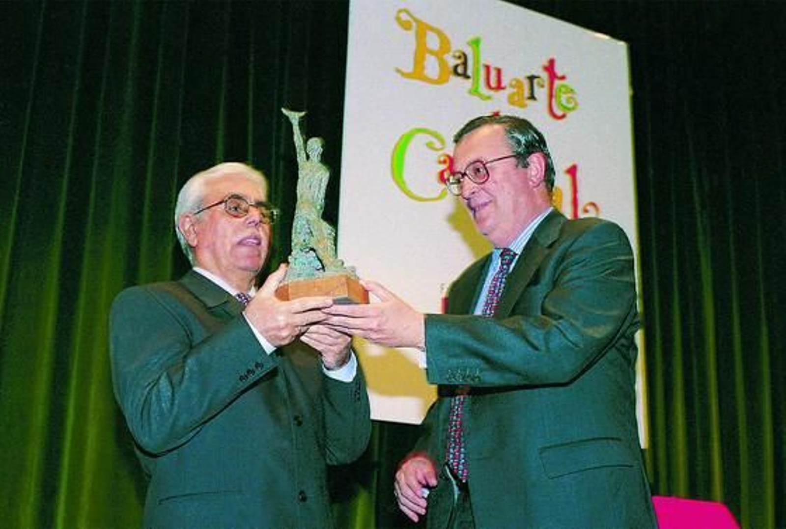 Enrique  Villegas  recoje de manos de Eduardo Osborne el Baluarte del Carnaval