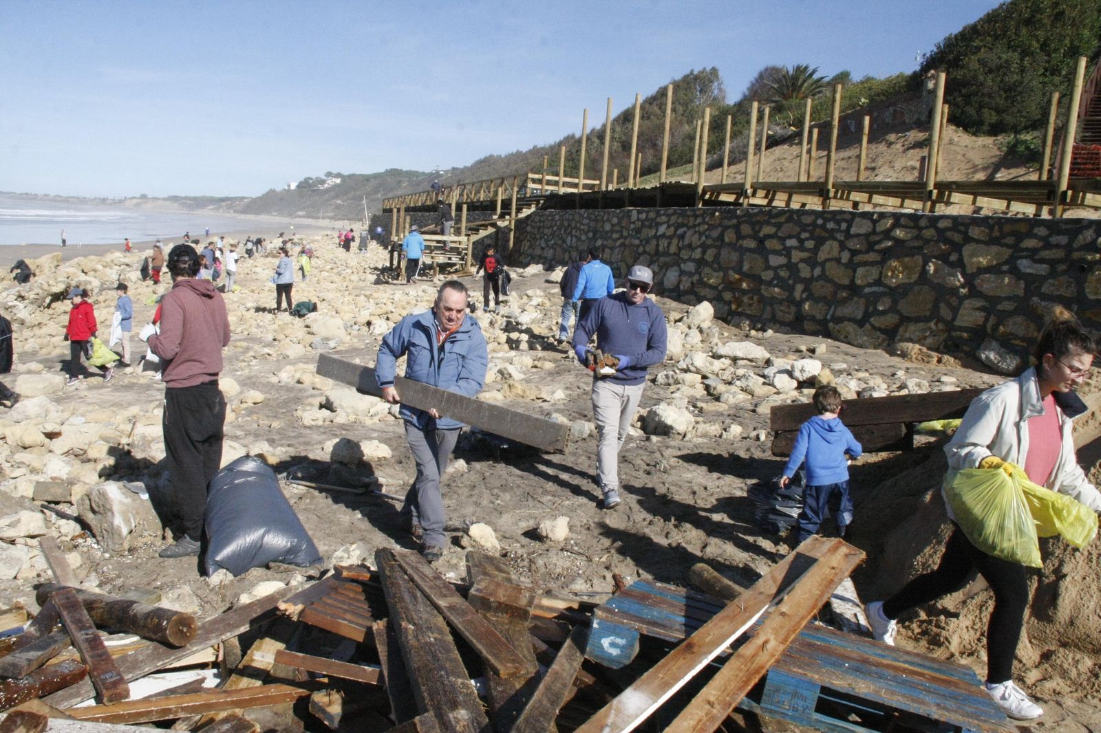 Una de las imágenes del trabajo voluntario de decenas de personas que se pudo ver en la playa de Las Redes.