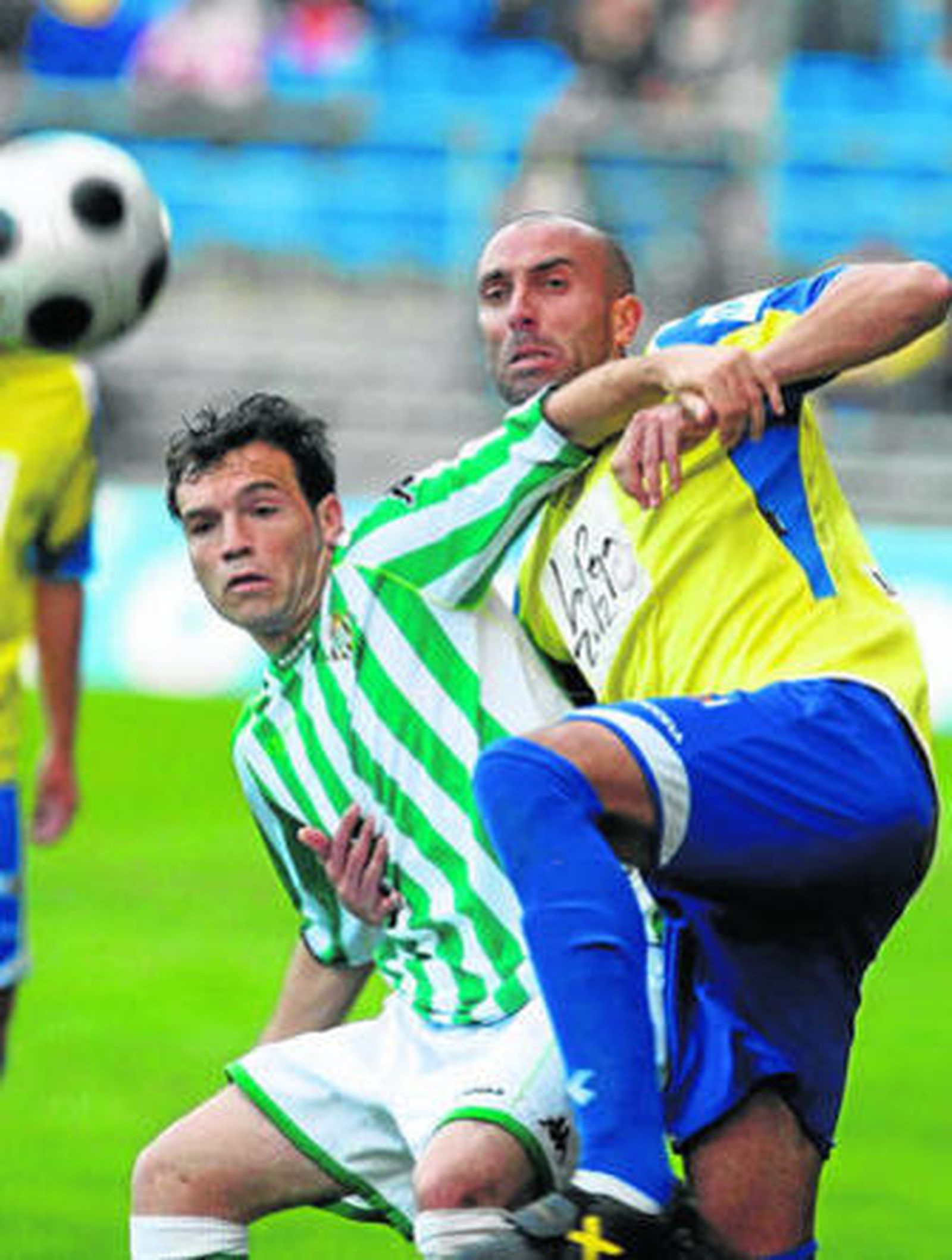 Raúl López defiende pegajosamente al bético Rodri en marzo de 2009.