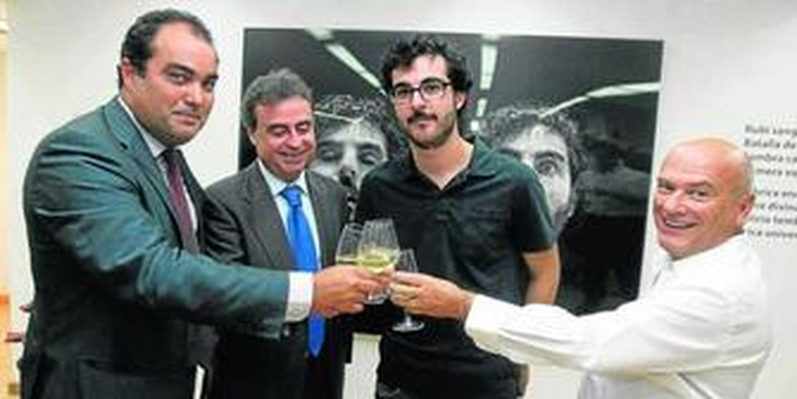 De izquierda a derecha, David Fernández, Antonio Real, Javier Palacios y Bernardo Palomo brindan ayer en la inauguración de la muestra.