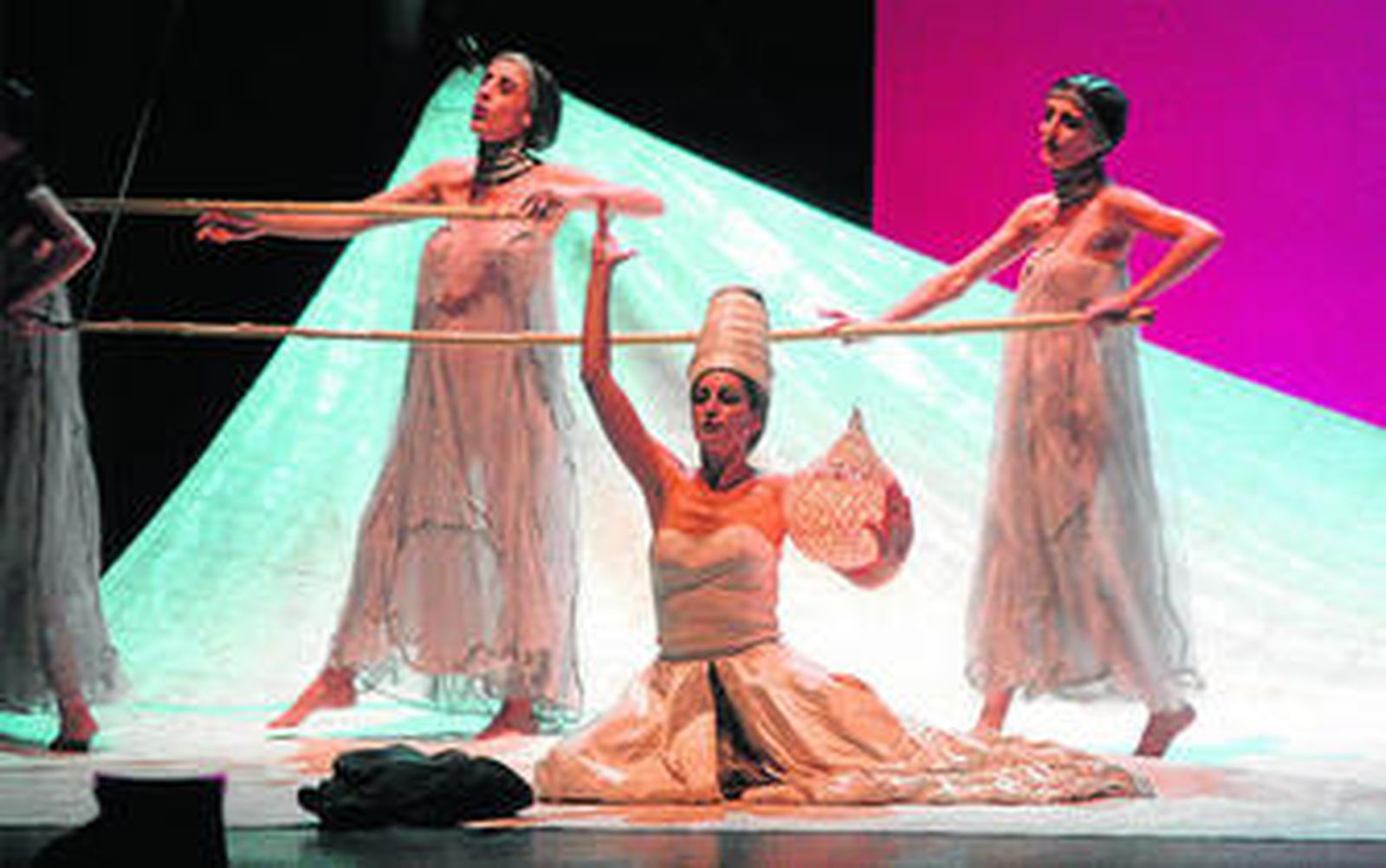 El Centro Andaluz de Teatro, durante una de sus actuaciones en el Teatro Falla dentro del Festival Iberoamericano de Teatro de Cádiz.