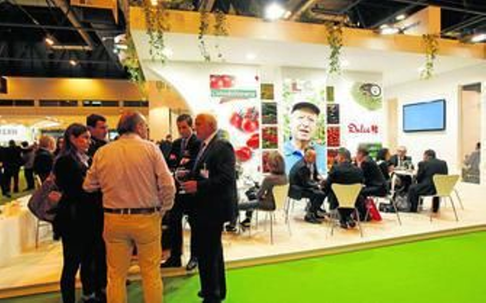 Segundo día de reuniones y visitas en el pabellón número 9 de Ifema.